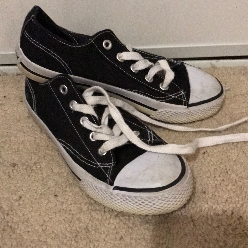 Black and white Airwalk tennis shoes